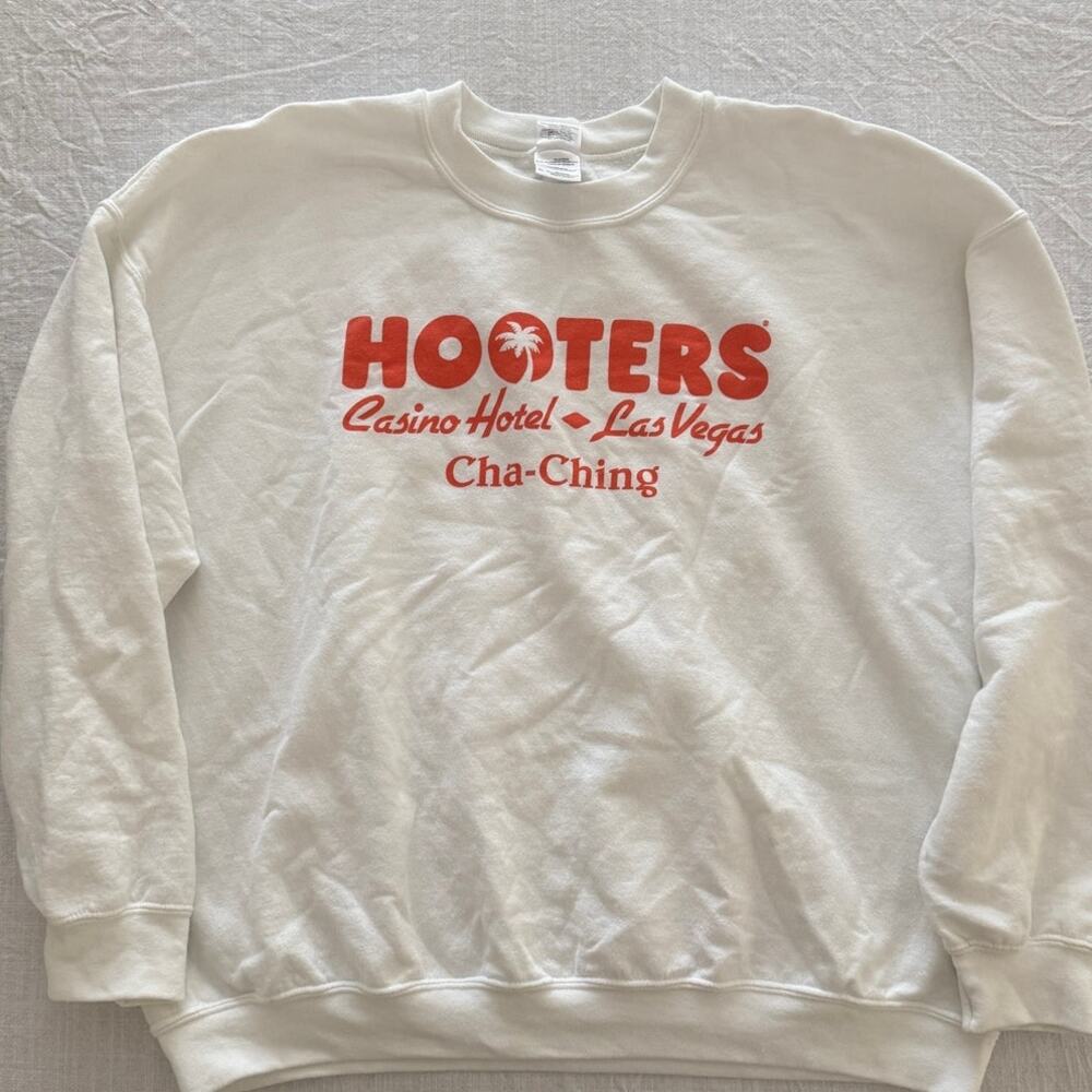Hooters | white crewneck sweatshirt orange Las Vegas Casino Hotel logo Unisex XL